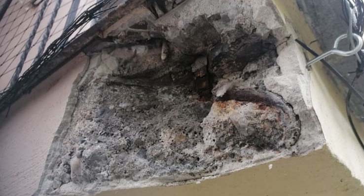 Před opravou: Detail rohu