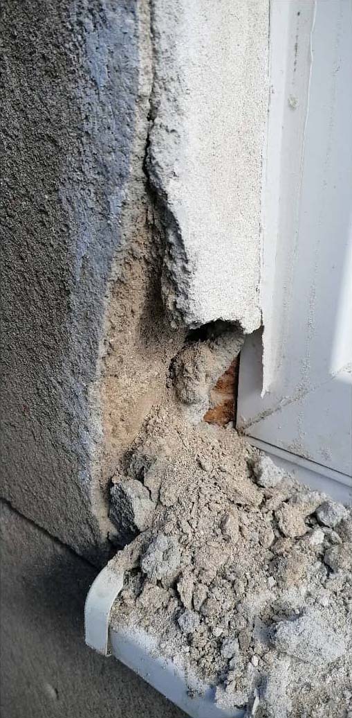 Před opravou: Detail okna